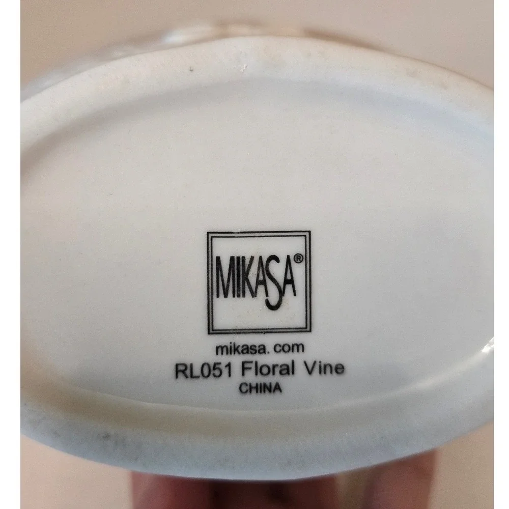Mikasa Floral Vine RL051 White Porcelain Scalloped Basket Blue Flowers Bow